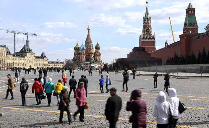 Прохожие на Красной площади в Москве