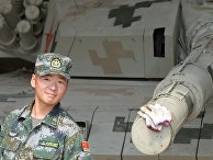 Участник команды Китая перед началом репетиции международного этапа конкурса "Танковый биатлон" Армейских международных игр-2017 в Алабино Участник команды Китая перед началом репетиции международного этапа конкурса "Танковый биатлон" Армейских международных игр-2017 в Алабино