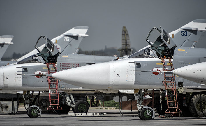 Российские фронтовые бомбардировщики Су-24 на авиабазе "Хмеймим" в сирийской провинции Латакия