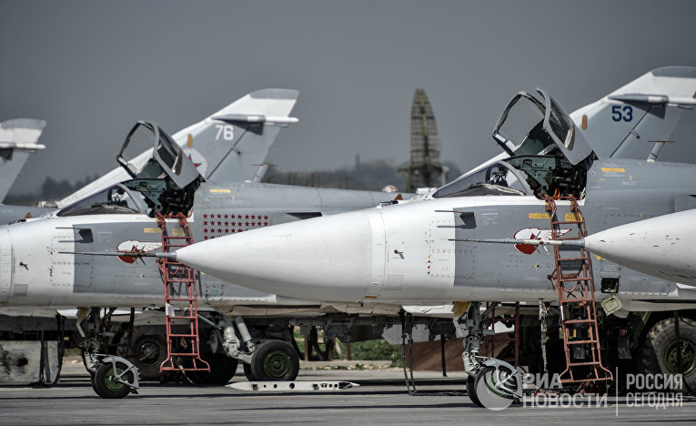 Российские фронтовые бомбардировщики Су-24 на авиабазе "Хмеймим" в сирийской провинции Латакия