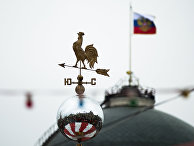 Флюгер на праздничной ярмарке на Красной площади в Москве Флюгер на праздничной ярмарке на Красной площади в Москве