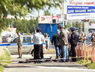 Сотрудники правоохранительных органов работают в центре города Сургута на месте, где неизвестный мужчина напал с ножом на людей и ранил несколько человек. 19 августа 2017