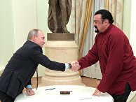 Президент РФ Владимир Путин и американский актер во время встречи в Кремле Президент РФ Владимир Путин и американский актер во время встречи в Кремле
