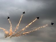 Выступление пилотажной группы ВКС России "Русские витязи" на истребителях Су-30СМ Выступление пилотажной группы ВКС России "Русские витязи" на истребителях Су-30СМ