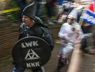 Активисты Ку-клукс-клана во время митинга в Шарлоттсвилле Активисты Ку-клукс-клана во время митинга в Шарлоттсвилле