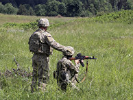 Американские и украинские солдаты на военных учениях Американские и украинские солдаты на военных учениях