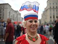 Женщина на Тверской улице во время празднования Дня России в Москве. 12 июня 2017 Женщина на Тверской улице во время празднования Дня России в Москве. 12 июня 2017