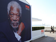 Американский актер Морган Фримен на рекламном плакате телеканала Fox Американский актер Морган Фримен на рекламном плакате телеканала Fox