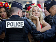 Лидер движения Femen Инна Шевченко во время акции в Париже Лидер движения Femen Инна Шевченко во время акции в Париже