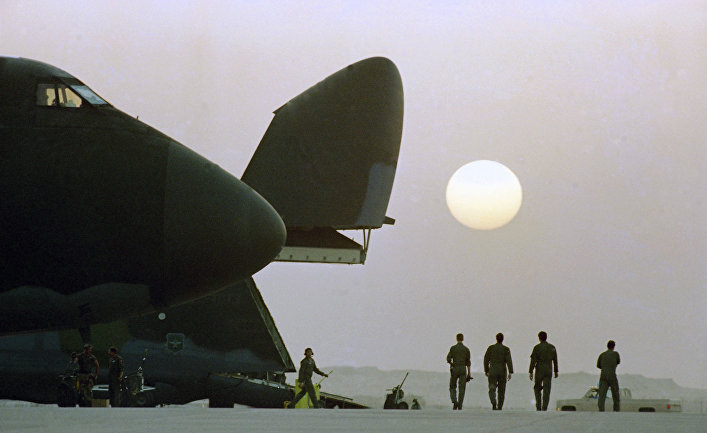 Военно-транспортный самолет Локхид C-5 «Гэлэкси» на военной базе в Саудовской Аравии. Война в Персидском заливе, 1990 год