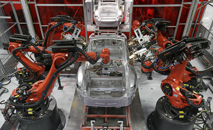 Сборка автомобилей Tesla роботами на заводе в Фремонте, Калифорния