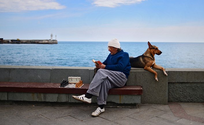 pokazivaet-svoi-genitalii-na-fone-morya-video-video-devushki-zametili-kak-paren-drochit