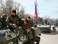 Люди в военной форме на боевой технике с флагом России в Славянске. 16 апреля 2014
