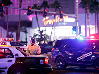 Автомобили полиции на месте стрельбы у казино Mandalay Bay в Лас-Вегасе Автомобили полиции на месте стрельбы у казино Mandalay Bay в Лас-Вегасе