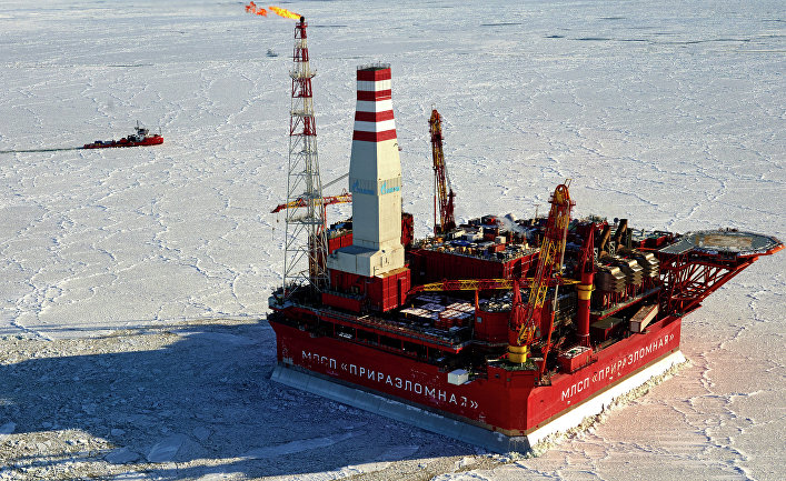 Вид с воздуха на морскую нефтедобывающую платформу "Приразломная"