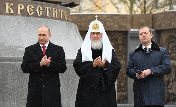 Владимир Путин, патриарх Кирилл и Дмитрий Медведев на церемонии открытия памятника князю Владимиру