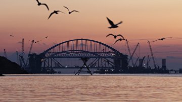 Установка автодорожной арки Крымского моста