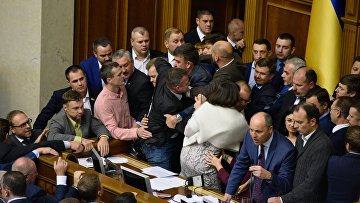 Депутаты на заседании Верховной рады Украины в Киеве