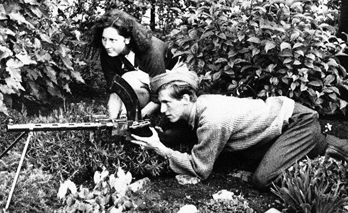 1944. Двое участников датского движения Сопротивления прикрывают попытку побега из тюрьмы в Копенгагене, Дания