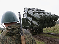 Военнослужащий у берегового ракетного комплекса "Бал" перед запуском противокарабельной крылатой ракеты в рамках учений "Запад-2017"