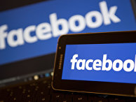 Логотип Facebook на экране смартфона и мониторе компьютера Логотип Facebook на экране смартфона и мониторе компьютера