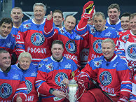 Президент РФ Владимир Путин после матча между сборной командой чемпионов Ночной хоккейной лиги (НХЛ) и сборной Правления и почетных гостей Ночной хоккейной лиги (НХЛ) Президент РФ Владимир Путин после матча между сборной командой чемпионов Ночной хоккейной лиги (НХЛ) и сборной Правления и почетных гостей Ночной хоккейной лиги (НХЛ)