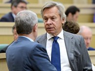 Член комитета Совета Федерации по обороне и безопасности Алексей Пушков перед началом пленарного заседания. 31 мая 2017