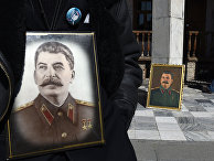 Люди с портретами Иосифа Сталина в родном городе вождя Гори в 64-ю годовщину смерти Сталина Люди с портретами Иосифа Сталина в родном городе вождя Гори в 64-ю годовщину смерти Сталина