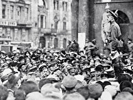 Участники митинга у Аничкова дворца. Петроград. 1917 год. Участники митинга у Аничкова дворца. Петроград. 1917 год.