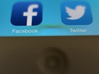 Иконки приложений Facebook и Twitter на экране планшетного компьютера Иконки приложений Facebook и Twitter на экране планшетного компьютера