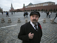 Двойник Ленина Сергей Соловьев позирует для туристов на Красной площади в Москве Двойник Ленина Сергей Соловьев позирует для туристов на Красной площади в Москве
