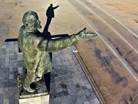 Памятник Владимиру Ленину на арендуемом Россией космодроме Байконур в Казахстаненин Памятник Владимиру Ленину на арендуемом Россией космодроме Байконур в Казахстаненин