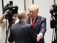 Президент США Дональд Трамп и президент РФ Владимир Путин перед рабочим заседанием лидеров экономик форума Азиатско-Тихоокеанского экономического сотрудничества. 11 ноября 2017 Президент США Дональд Трамп и президент РФ Владимир Путин перед рабочим заседанием лидеров экономик форума Азиатско-Тихоокеанского экономического сотрудничества. 11 ноября 2017
