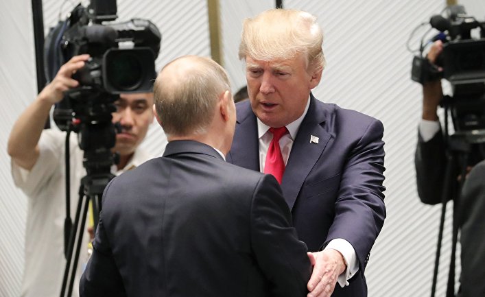 Президент США Дональд Трамп и президент РФ Владимир Путин перед рабочим заседанием лидеров экономик форума Азиатско-Тихоокеанского экономического сотрудничества. 11 ноября 2017