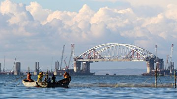 Установка автодорожной арки в процессе строительства Крымского моста в Керченском проливе. 13 октября 2017