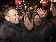 Оппозиционер Алексей Навальный приветствует сторонников во время акции протеста в Москве Оппозиционер Алексей Навальный приветствует сторонников во время акции протеста в Москве