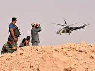 Сирийские военные наблюдают за полетом российского военного вертолета на окраине города Дейр-Эз-Зора Сирийские военные наблюдают за полетом российского военного вертолета на окраине города Дейр-Эз-Зора