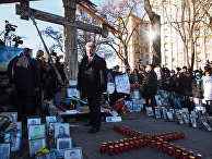 Петр Порошенко на церемонии возложения цветов к кресту Небесной сотни в Киеве Петр Порошенко на церемонии возложения цветов к кресту Небесной сотни в Киеве