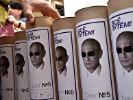 Сувенирные футболки с портретом президента РФ Владимира Путина в магазине в Москве Сувенирные футболки с портретом президента РФ Владимира Путина в магазине в Москве