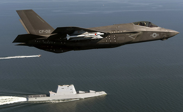 Истребитель F-35 и эсминец Зумвальт