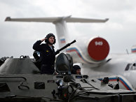 Военнослужащий в БТР-82А механизированной колонны войск во время тренировки к военному параду, посвященному 71-й годовщине Победы в Великой Отечественной войне, на авиабазе "Хмеймим" в Сирии Военнослужащий в БТР-82А механизированной колонны войск во время тренировки к военному параду, посвященному 71-й годовщине Победы в Великой Отечественной войне, на авиабазе "Хмеймим" в Сирии