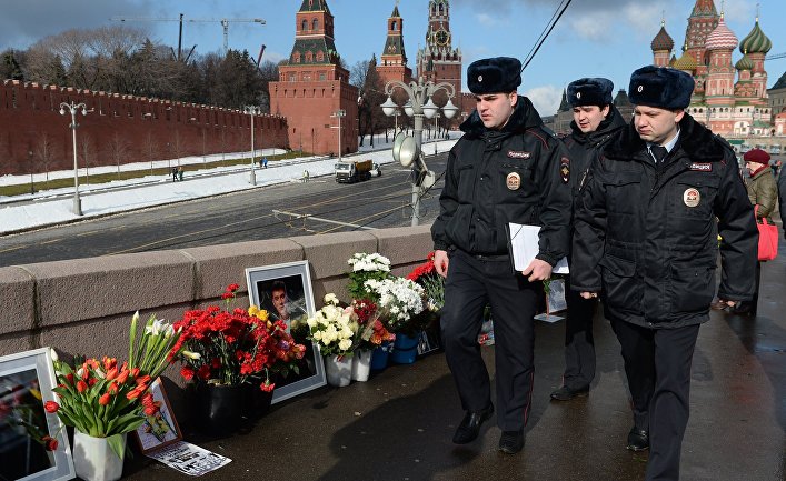 Цветы на месте гибели Бориса Немцова на Большом Москворецком мосту в Москве