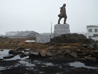 Арктический поселок Диксон на берегу Карского моря Арктический поселок Диксон на берегу Карского моря