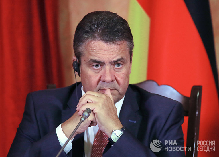 Министр иностранных дел Германии Зигмар Габриэль на пресс-конференции с главой МИД РФ Сергеем Лавровым в Краснодаре