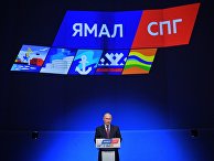 Владимир Путин на церемонии загрузки первого танкера-газовоза "Кристоф де Маржери" на заводе по сжижению природного газа "Ямал СПГ". 8 декабря 2017