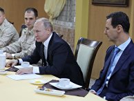 Президент РФ Владимир Путин и президент Сирийской Арабской Республики Башар Асад во время общения с военнослужащими авиабазы Хмеймим в Сирии Президент РФ Владимир Путин и президент Сирийской Арабской Республики Башар Асад во время общения с военнослужащими авиабазы Хмеймим в Сирии