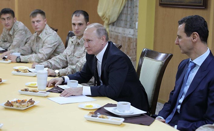 Президент РФ Владимир Путин и президент Сирийской Арабской Республики Башар Асад во время общения с военнослужащими авиабазы Хмеймим в Сирии