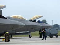 Истребители F-22 Raptor на военной базе в Хэмптоне Истребители F-22 Raptor на военной базе в Хэмптоне