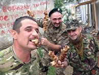Гриша Пивоваров (справа) и бойцы батальона «Айдар»