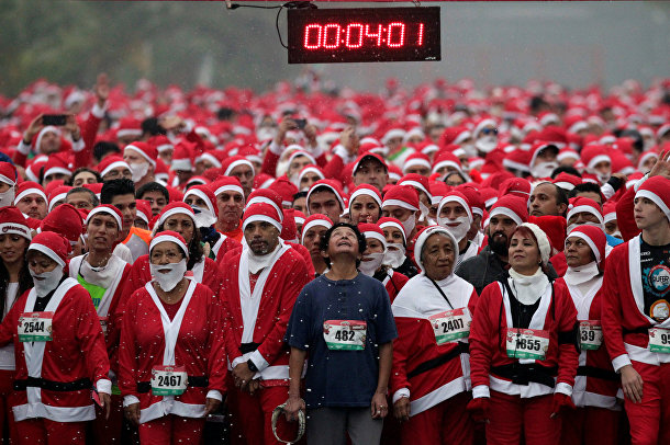 Забег Санта-Клаусов Run Santa Run в Монтерее Забег Санта-Клаусов Run Santa Run в Монтерее